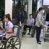 Công nhân Công ty Pungkook Bến Tre đang được cấp cứu tại Bệnh viện Nguyễn Đình Chiểu. (Ảnh: Trần Thị Thu Hiền/TTXVN)