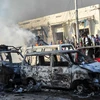 Những chiếc xe bị phá hủy tại hiện trường đổ nát sau vụ nổ bom ở Mogadishu ngày 14/10. (Nguồn: AFP/TTXVN)