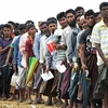 Người tị nạn Rohingya xếp hàng chờ nhận cứu trợ tại trại tị nạn Nayapara ở Teknaf, Bangladesh. ((Nguồn: AFP/TTXVN)