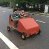Em Lê Thiên Ân điều khiển chiếc xe ô tô có khung bằng gỗ, chạy bằng nguồn điện ắc quy vừa mới chế tạo. (Ảnh: Hồ Cầu/TTXVN)