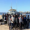 Người di cư tới căn cứ hải quân ở Tripoli, Libya sau khi được cứu trên biển. (Nguồn: AFP/TTXVN)