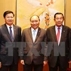 Thủ tướng Chính phủ Nguyễn Xuân Phúc gặp Thủ tướng Chính phủ Hoàng gia Campuchia Samdech Techo Hun Sen (bên phải) và Thủ tướng Lào Thongloun Sisoulith (bên trái). (Ảnh: Thống Nhất/TTXVN)
