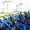 Vận hành thiết bị tại kho xăng dầu của Công ty PV Oil Thừa Thiên-Huế. (Ảnh: Huy Hùng/TTXVN)