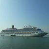 Tàu Costa Fortuna đưa hơn 3.000 du khách quốc tế đến tham quan Vịnh Hạ Long. (Ảnh: Trung Nguyên/TTXVN)