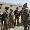 Tư lệnh quân đội Mỹ tại Afghanistan John Nicholson (thứ 2, phải) và các binh sỹ Mỹ tại Lashkar Gah, tỉnh Helmand, Afghanistan. (Nguồn: AFP/TTXVN)