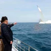 Nhà lãnh đạo Kim Jong-un thị sát vụ phóng thử tên lửa từ tàu ngầm gần Sinpo, phía Đông Bắc Triều Tiên. (Nguồn: EPA/TTXVN)