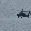 Trực thăng tấn công Apache bắn tên lửa không đối đất Hellfire trong cuộc tập trận tại vùng biển ngoài khơi Gunsan. (Nguồn: Yonhap/TTXVN)