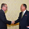 Phó Tổng thư ký Liên hợp quốc Jeffrey Feltman (trái) trong cuộc hội đàm với Bộ trưởng Ngoại giao Triều Tiên Ri Yong-ho (phải) tại Bình Nhưỡng. (Nguồn: YONHAP/TTXVN)