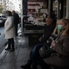 Người dân đợi xe buýt sau khi hoạt động giao thông đường sắt bị đình trệ do bãi công tại Thessaloniki. (Nguồn: AFP/TTXVN)