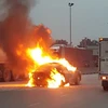 Chiếc xe bốc cháy dữ dội khi đang lưu thông. (Ảnh: Nguyễn Nam/TTXVN)