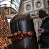 Nghệ nhân hoàn thành chiếc bánh panettone khổng lồ. (Nguồn: AFP)