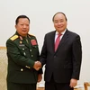 Thủ tướng Nguyễn Xuân Phúc tiếp Thượng tướng Chansamone Channhalat, Bộ trưởng Bộ Quốc phòng Lào. Ảnh: An Đăng/TTXVN)