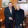 Tổng Bí thư, Chủ tịch nước Lào Bounnhang Vorachith tới thăm nguyên Tổng Bí thư Lê Khả Phiêu. (Ảnh: Phương Hoa/TTXVN)