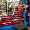 Hàng hóa được bày bán tại một khu chợ ở quận Notting Hill, London. (Nguồn: AFP/TTXVN)