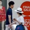 Biển giảm giá tại trung tâm mua sắm Ginza ở thủ đô Tokyo, Nhật Bản. (Nguồn: AFP/TTXVN)