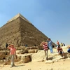 Khách du lịch tham quan Đại Kim tự tháp ở Giza, Ai Cập . (Nguồn: AFP/TTXVN)