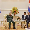 Thủ tướng Campuchia Samdech Hun Sen tiếp Thượng tướng Nguyễn Chí Vịnh. (Ảnh: Minh Hưng/TTXVN)
