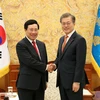 Phó Thủ tướng, Bộ trưởng Ngoại giao Phạm Bình Minh hội kiến Tổng thống Hàn Quốc Moon Jae-in. (Ảnh: Vũ Toàn-Hữu Tuyên/Vietnam+)