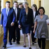 Stanislav Yezhov (giữa, hàng sau) làm phiên dịch cho Thủ tướng Volodymyr Groysman và Thủ tướng Anh Theresa May hồi tháng 7/2017. (Nguồn: theguardian.com)