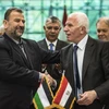 Trưởng đoàn đàm phán của Hamas, ông Saleh al-Aruri (trái) và Trưởng đoàn đàm phán của Fatah, ông Azzam al-Ahmad (phải) sau lễ ký thỏa thuận hòa giải tại Cairo, Ai Cập ngày 12/10. (Nguồn: AFP/TTXVN)