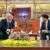 Chủ tịch Ủy ban nhân dân Thành phố Hà Nội Nguyễn Đức Chung tiếp Cố vấn đặc biệt của Thủ tướng Nhật Bản Iijima Isao. (Ảnh: An Đăng/TTXVN)