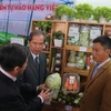 Lãnh đạo tỉnh Lâm Đồng đến tham quan các gian hàng trong Phiên chợ rau-hoa và Triển lãm nông nghiệp công nghệ cao. (Ảnh: Nguyễn Dũng/TTXVN)