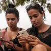 Người dân Cuba sử dụng mạng Wifi trên điện thoại di động ở Ciego de Avila, Cuba. (Nguồn: AFP/TTXVN)
