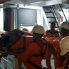 Chăm sóc y tế cho nạn nhân khi tàu SAR412 vừa đưa nạn nhân về cập bờ. (Nguồn: Trung tâm 2)