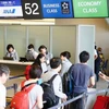 Hành khách làm thủ tục lên máy bay tại sân bay Narita, Nhật Bản. (Nguồn: Kyodo/TTXVN)