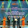Đại diện nhóm tác giả VietnamPlus nhận giải C Giải Búa Liềm Vàng lần thứ nhất. (Ảnh Võ Phương/Vietnam+)