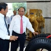 Thủ tướng Nguyễn Xuân Phúc xem các sản phẩm của Tập đoàn công nghiệp cao su Việt Nam. (Ảnh: Thống Nhất/TTXVN)