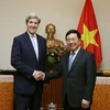 Phó Thủ tướng, Bộ trưởng Bộ Ngoại giao Phạm Bình Minh tiếp Cựu Ngoại trưởng Hoa Kỳ John Kerry. (Ảnh: Nguyễn Dân/TTXVN)