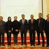 Đại sứ Đặng Minh Khôi (giữa) chụp hình chung cùng các phóng viên Trung Quốc. (Nguồn: TTXVN)