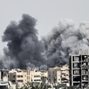 Khói bốc lên sau một cuộc không kích ở Raqqa, Syria. (Nguồn: AFP/TTXVN)