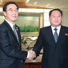 Trưởng đoàn đàm phán Hàn Quốc Cho Myoung Gyon (trái) và Trưởng đoàn đàm phán Triều Tiên Ri Son Gwon tại cuộc đàm phán liên Triều ở làng đình chiến Panmunjeom ngày 9/1. (Nguồn: Kyodo/TTXVN)