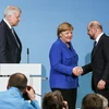 Thủ tướng Đức Angela Merkel (giữa), Chủ tịch CSU Horst Seehofer (trái) và Chủ tịch SPD Martin Schulz (phải) tại cuộc họp báo sau các vòng đàm phán ở Berlin ngày 12/1. (Nguồn: THX/TTXVN)