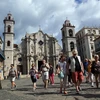 Khách du lịch thăm quan khu Plaza de la Cathedral tại thủ đô La Habana, Cuba. (Nguồn: EPA/TTXVN)