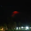 Vệt sáng màu cam tại miệng núi lửa Mayon báo hiệu núi lửa chuẩn bị phun trào. (Nguồn: THX/TTXVN)