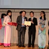 Tham tán Đại sứ quán Việt Nam tại Nhật Bản Phạm Huy Phương trao bằng khen cho chủ tịch các chi hội VYSA. (Ảnh: Thành Hữu/Vietnam+)