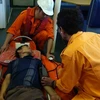Chăm sóc y tế cho ngư dân bị nạn. (Ảnh: TTXVN phát)
