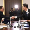 Trưởng đoàn đàm phán Hàn Quốc, Thứ trưởng Bộ Thống nhất Chun Hae-sung (phải) và Trưởng đại diện đàm phán Triều Tiên, Phó Chủ tịch Ủy ban tái thống nhất hòa bình Jon Jong Su (trái) trao đổi văn kiện tại cuộc đàm phán ở làng đình chiến Panmunjom. (Nguồn: TH