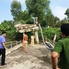 Tiền Giang: Sà lan chở cát đâm gãy hai trụ cầu Long Hòa B 