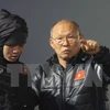 Huấn luyện viên Park Hang-seo chỉ đạo cầu thủ trong buổi tập. (Ảnh: Hoàng Linh/TTXVN)