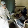Nhân viên Hội chữ thập Đỏ phun thuốc khử trùng tại một bệnh viện ở Tây Bắc Cộng hòa Dân chủ Congo nơi bệnh nhân nhiễm virus Ebola. (Nguồn: AFP/TTXVN)