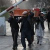 Chuyển thi thể nạn nhân tại hiện trường vụ tấn công khủng bố ở Kabul, Afghanistan. (Nguồn: THX/TTXVN)