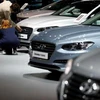 Khách hàng tham quan showroom của Hyundai Motors. (Nguồn: Reuters)