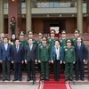 Chủ tịch Quốc hội Nguyễn Thị Kim Ngân chụp ảnh lưu niệm cùng cán bộ, chiến sỹ Quân khu 2. (Ảnh: Trọng Đức/TTXVN)