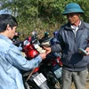 Du khách gửi xe tại khu vực tượng đài Thánh Gióng phải trả 20.000 đồng/xe máy trong ngày diễn ra lễ hội. (Ảnh: Quý Trung/TTXVN)