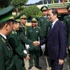 Chủ tịch nước Trần Đại Quang với cán bộ, chiến sỹ đồng Biên phòng Rờ Kơi. (Ảnh: Nhan Sáng/TTXVN)