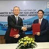 Bộ trưởng Trần Tuấn Anh và Bộ trưởng Paik Ungyu ký kết Biên bản ghi nhớ về thành lập website chung về Hiệp định VKFTA. (Ảnh: Mỹ Phương/TTXVN)